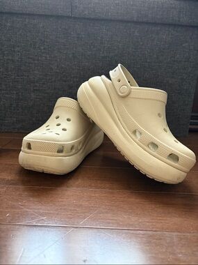 CROCS Classic Platform Clog - Beige/Cream